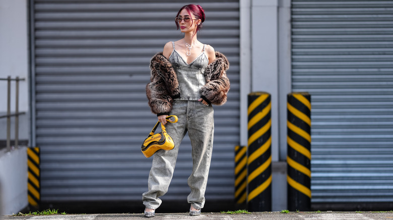 Heart Evangelista à la Fashion Week de Milan en jean délavé à l'acide en 2026.