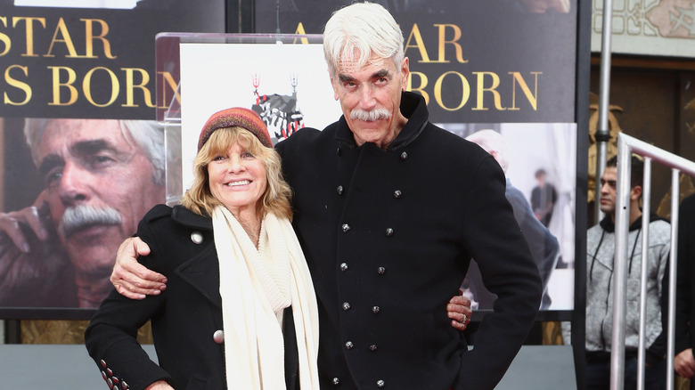 Sam Elliott avec sa main sur l'épaule de Katharine Ross lors de la cérémonie des empreintes de mains et de pieds de Sam Elliott