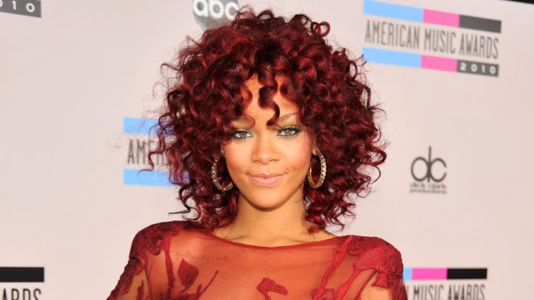 Rihanna aux cheveux rouges bouclés aux AMA 2010