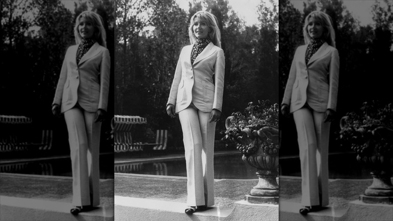 Ingrid Pitt pose en costume blanc