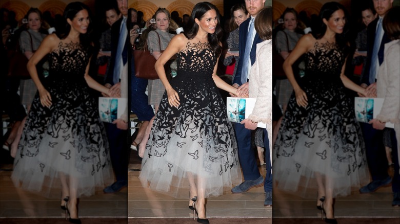 Meghan Markle porte une robe noire et blanche ornée d'oiseaux