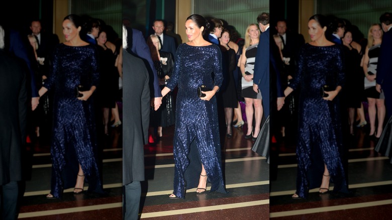 Meghan Markle porte une longue robe bleu marine à sequins