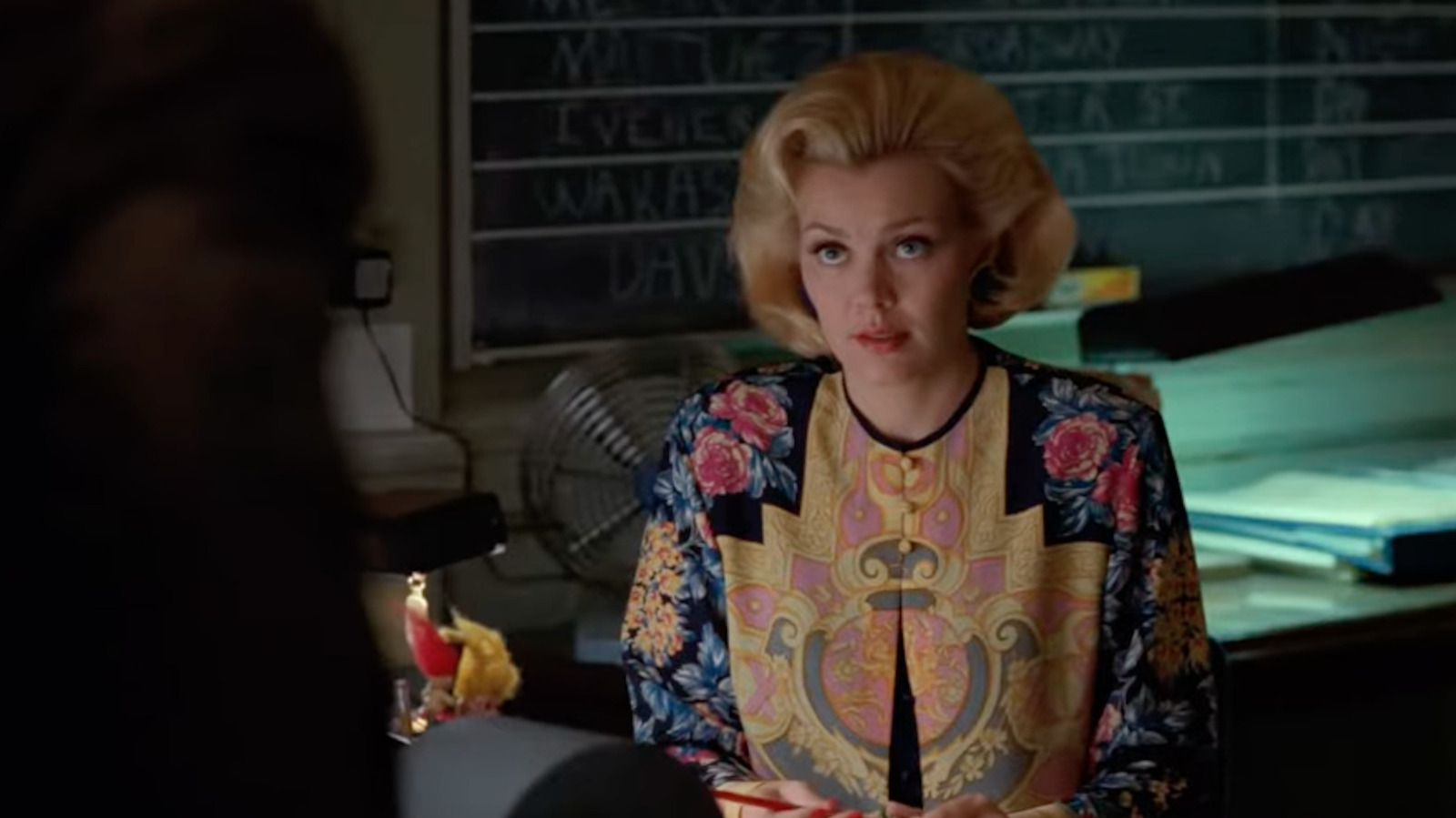 Vous vous souvenez de Donna de NYPD Blue ? Gail O'Grady est toujours une bombe totale