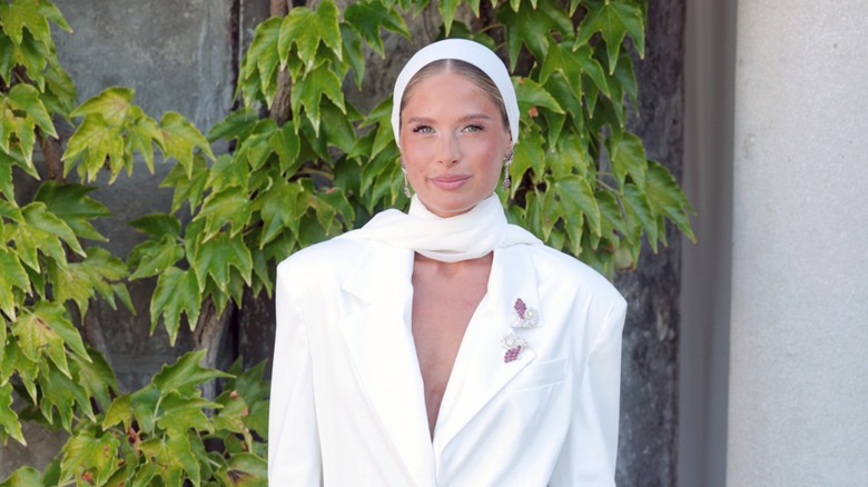 Beatrice Parozzi porte une broche rose lors du Festival international du film de Venise en 2026.