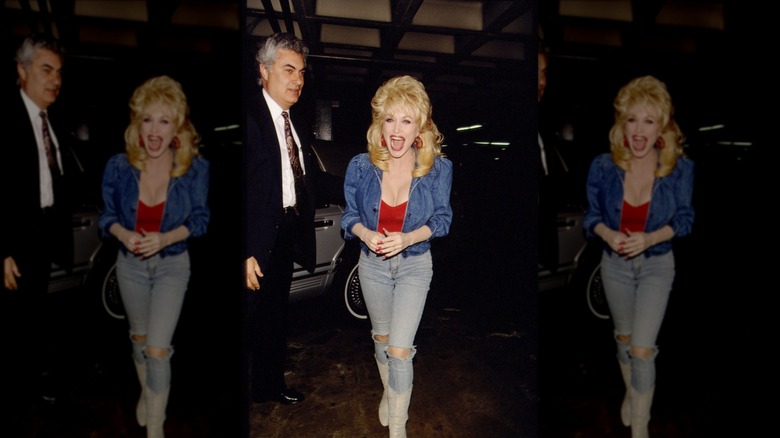 Dolly Parton sourit dans une tenue denim sur denim
