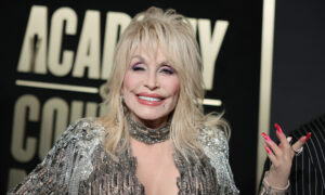 Rare Times Dolly Parton a habillé son look en denim et absolument abasourdie
