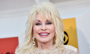 Comment l&rsquo;enfance difficile de Dolly Parton l&rsquo;a aidée à renverser le récit de la « Dumb Blonde »