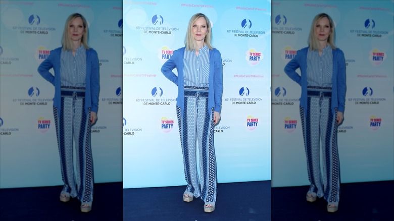 Melissa Sue Anderson pose portant une chemise rayée, un cardigan bleu et un pantalon bleu à motifs