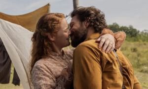 Le secret de la chimie de Crosby Fitzgerald et Luke Bracey dans la petite maison dans la prairie de Netflix