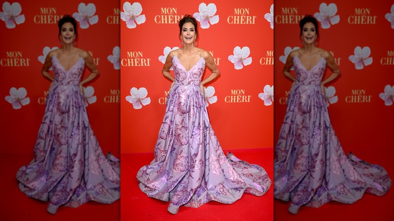 Teri Hatcher dans une robe bustier violette à fleurs