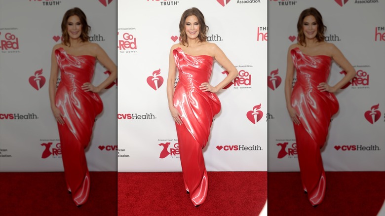 Teri Hatcher dans une robe rouge structurée sans bretelles