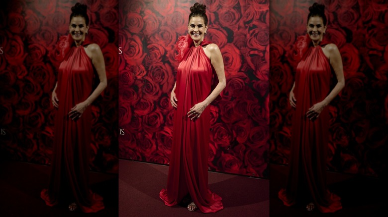 Teri Hatcher dans une robe rouge avec un ornement floral sur le décolleté