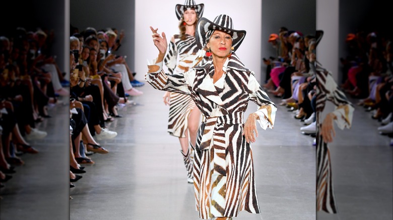 Anna et Pat Cleveland marchent pour Chiara Boni