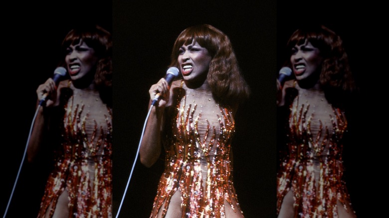 Tina Turner portant une robe inspirée des flammes de Bob Mackie en 1978