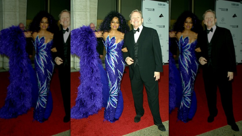 Diana Ross portant une robe bustier violette et une cape en photo avec Bob Mackie