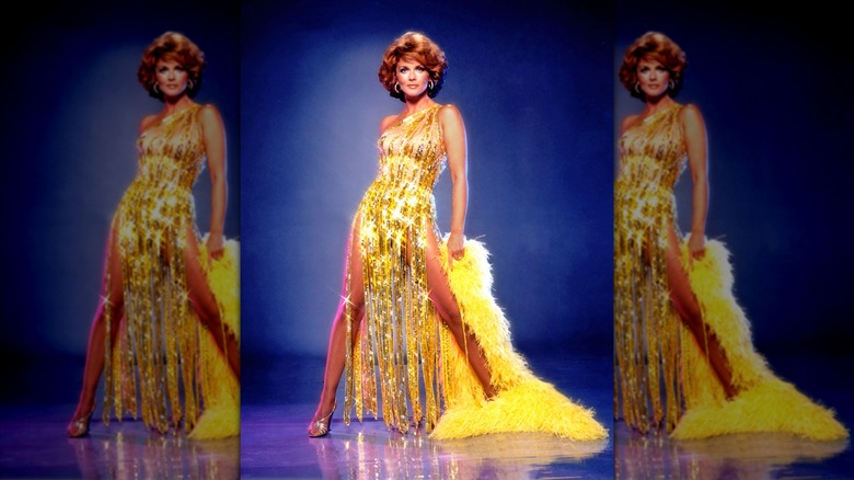 Ann-Margret porte une robe à paillettes dorées et une cape à plumes conçue par Bob Mackie en 1980