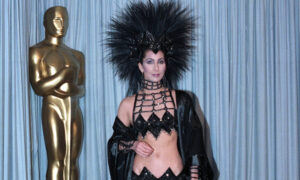 7 des tenues de style Bob Mackie les plus emblématiques portées par des célébrités