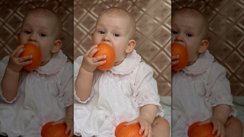 Bébé mange une orange