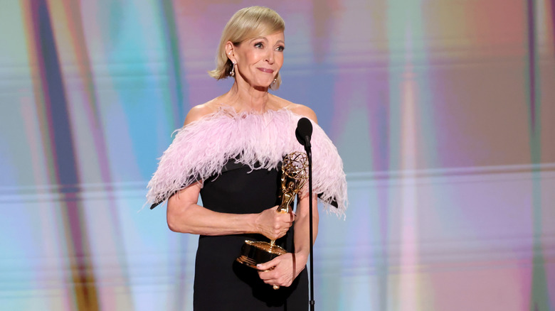 Allison Janney acceptant son prix sur scène aux Emmy Awards 2026