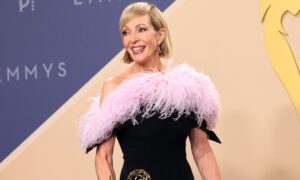 La robe des Emmys 2026 d&rsquo;Allison Janney est époustouflante – mais ses cheveux inspirés des années 60 volent vraiment la vedette