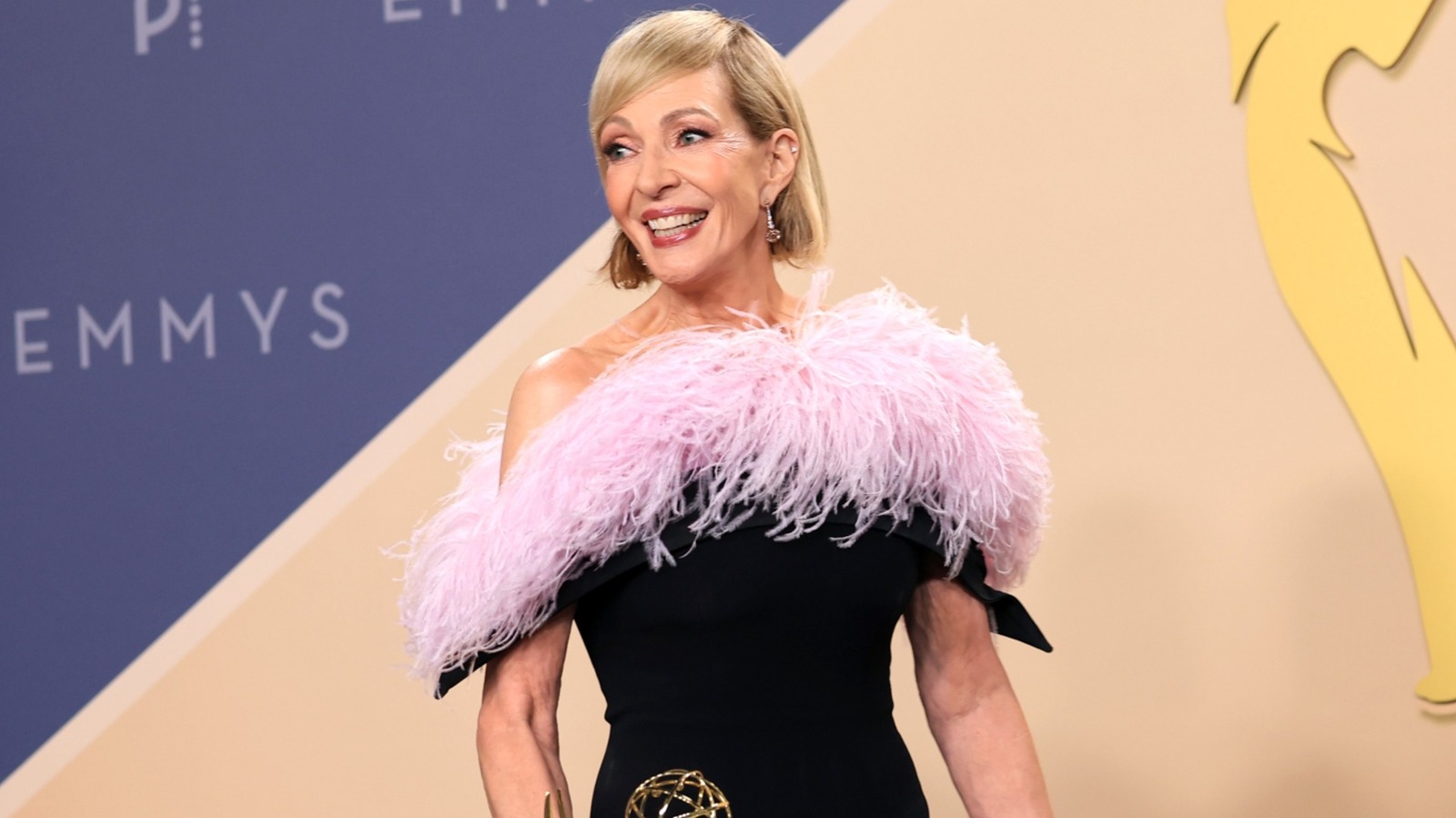La robe des Emmys 2026 d'Allison Janney est époustouflante – mais ses cheveux inspirés des années 60 volent vraiment la vedette
