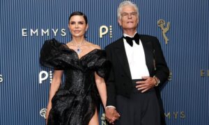 Lisa Rinna et Harry Hamlin expérimentent audacieusement la mode dans le moment sucré et épicé des Emmys 2026
