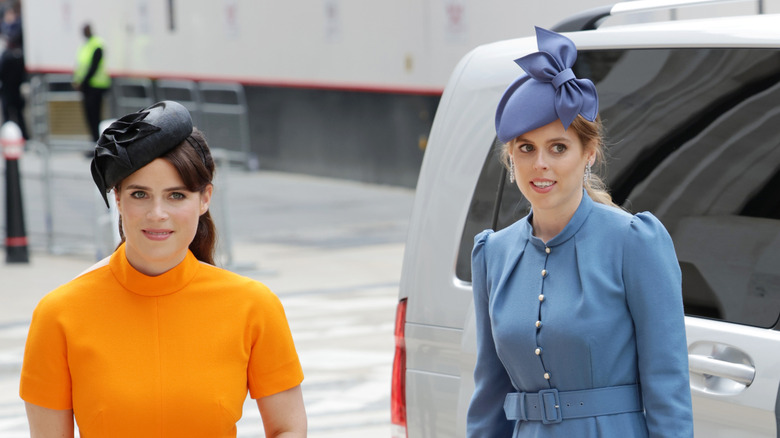La princesse Eugénie et la princesse Béatrice portent des fascinateurs