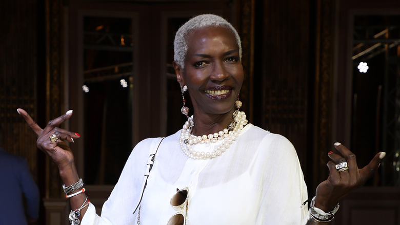 Esther Kamatari porte une robe blanche