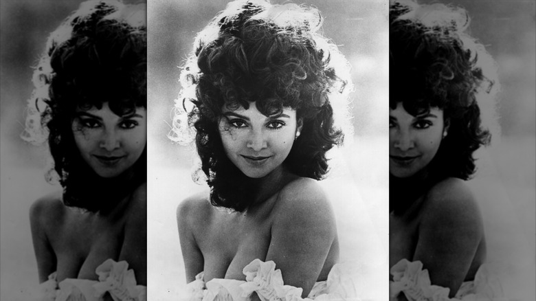 Un portrait de Victoria Principal aux cheveux ébouriffés vers 1973.