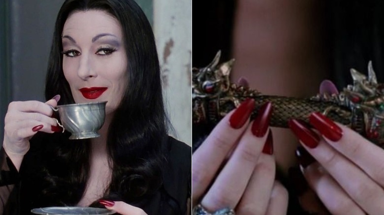 (à gauche) Anjelica Huston dans le rôle de Morticia dans "La famille Addams" boire du thé (R) Gros plan sur les ongles rouges de Morticia