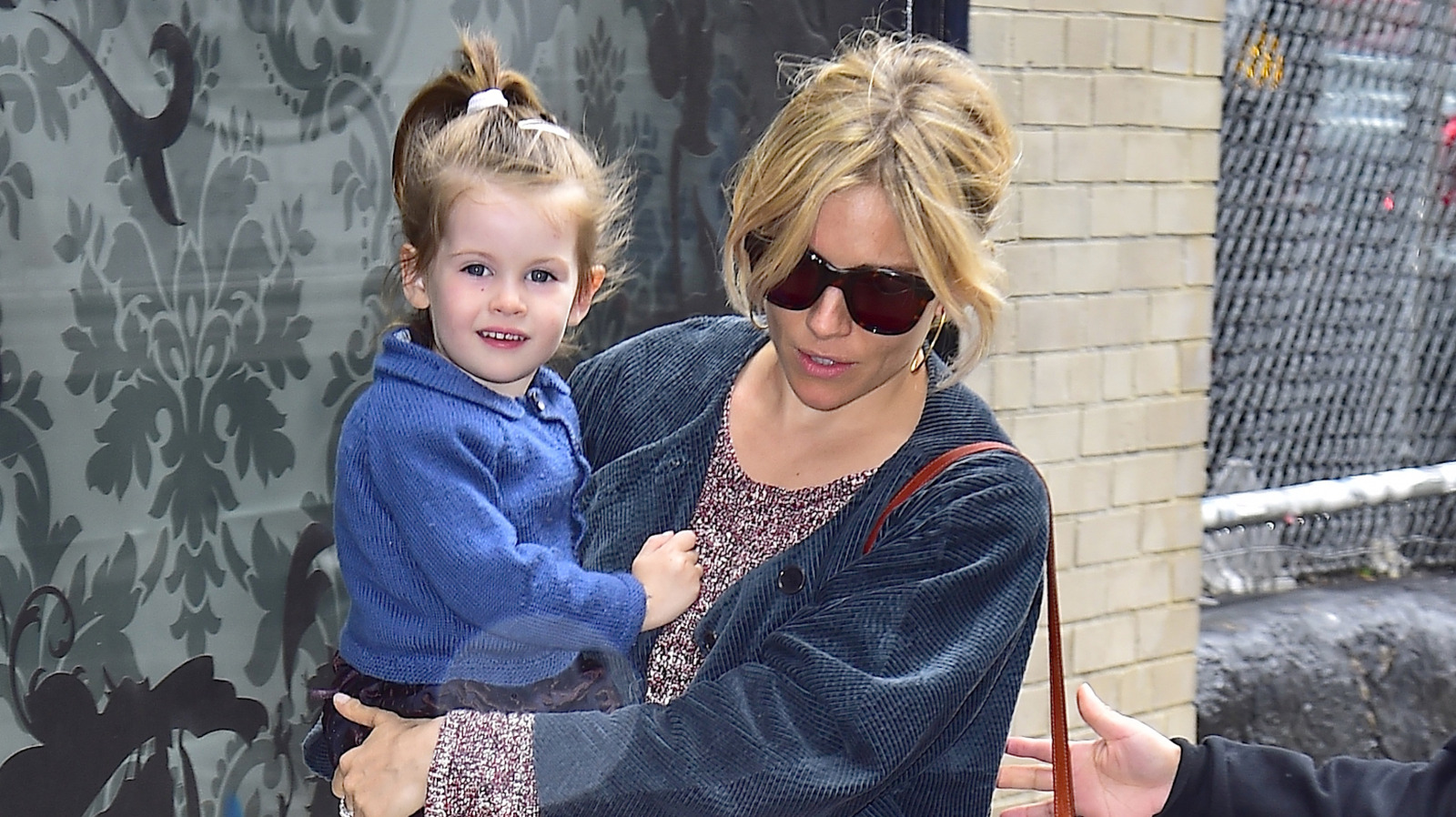 Marlowe, la fille de Sienna Miller, grandit vite et pourrait être sa jumelle