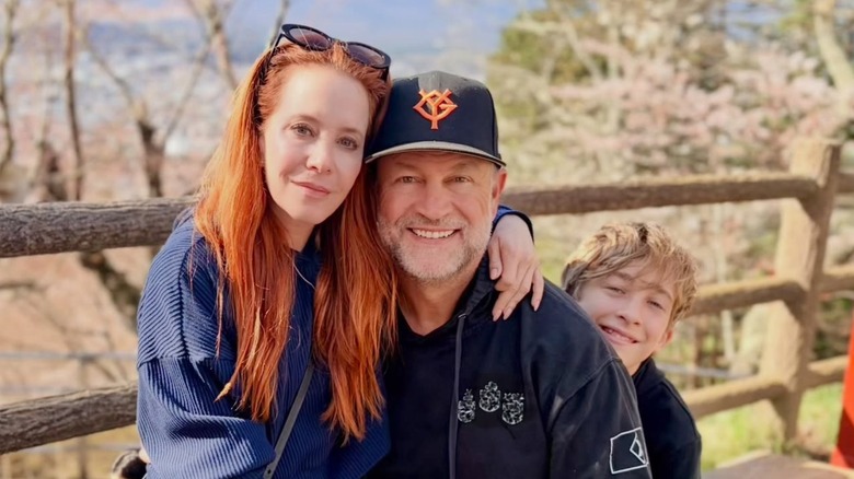 Amy Davidson pose avec son mari et son fils dans la nature