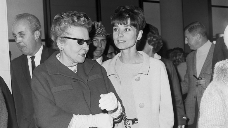 Audrey Hepburn et sa mère Ella van Heemstra photographiées portant des cabans avant la cérémonie des Oscars en 1965