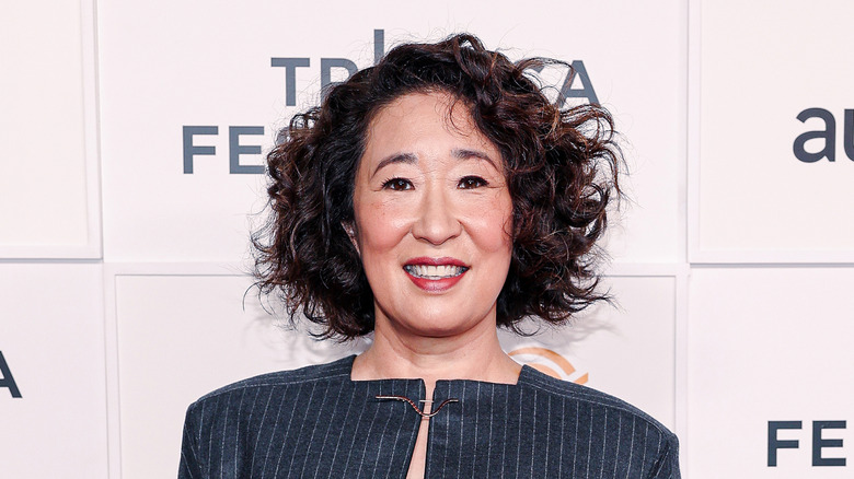 Sandra Oh porte du rouge à lèvres