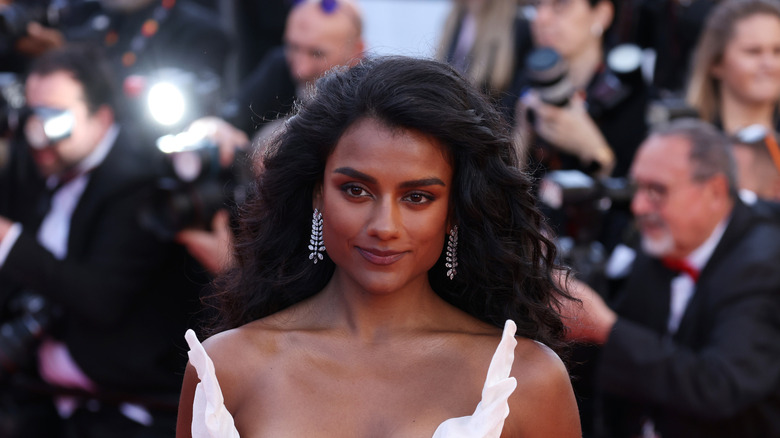 Simone Ashley porte une robe blanche