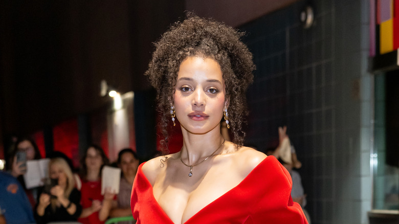 Chase Infiniti portant une robe rouge