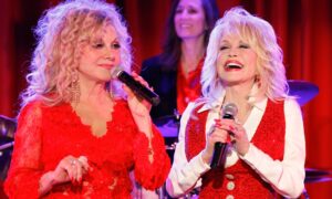 Même la sœur de Dolly Parton, Stella, n&rsquo;a jamais vu la chanteuse sans maquillage après le décollage de sa carrière