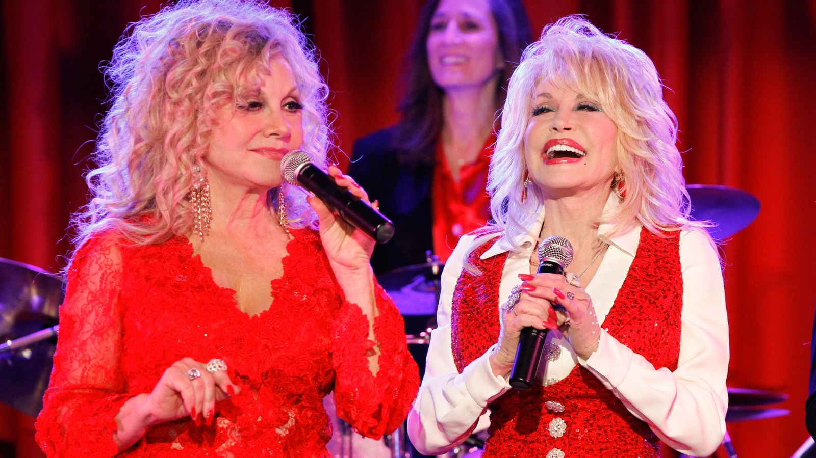 Même la sœur de Dolly Parton, Stella, n'a jamais vu la chanteuse sans maquillage après le décollage de sa carrière