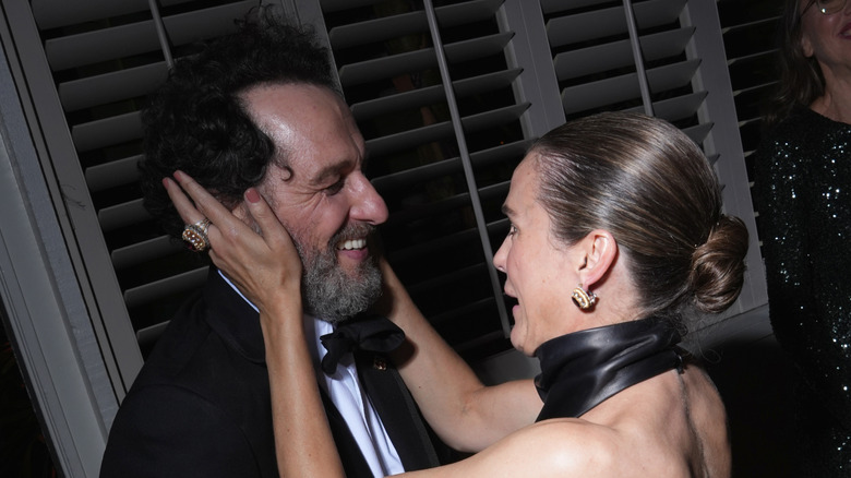 Matthew Rhys et Keri Russell sont photographiés en train de célébrer dans les coulisses des Emmys