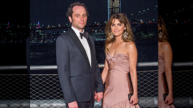 Matthew Rhys et Keri Russell se tiennent la main en posant lors d'un événement à Brooklyn, New York.