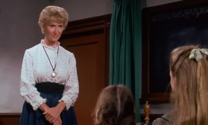 Vous vous souvenez de Miss Beadle de La Petite Maison dans la Prairie ? À quoi ressemble Charlotte Stewart maintenant