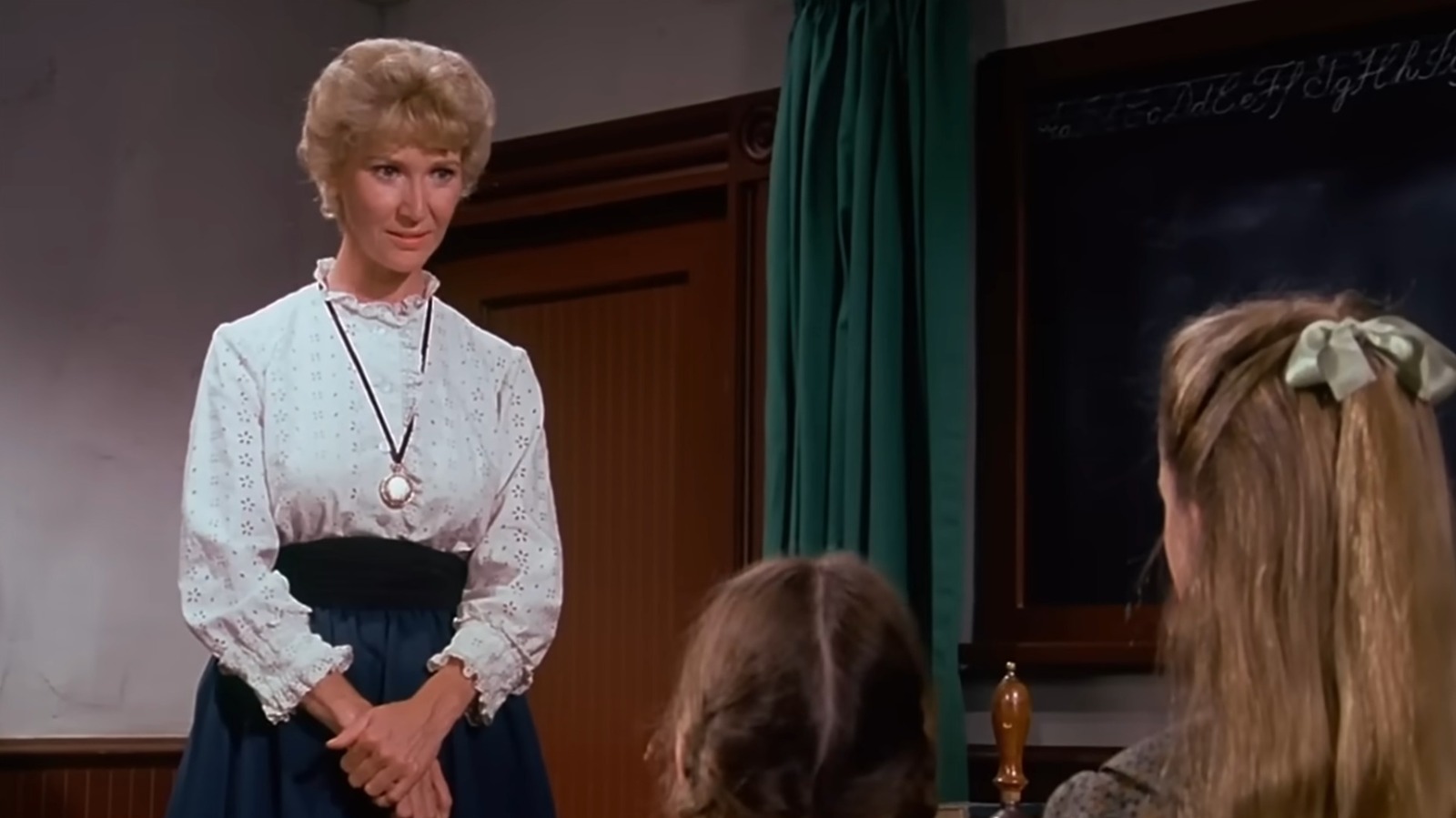 Vous vous souvenez de Miss Beadle de La Petite Maison dans la Prairie ? À quoi ressemble Charlotte Stewart maintenant