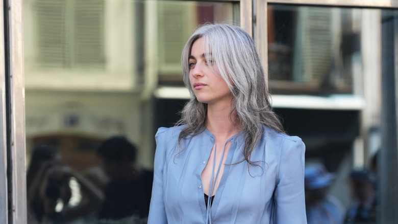 Une femme aux cheveux gris ombrés inversés