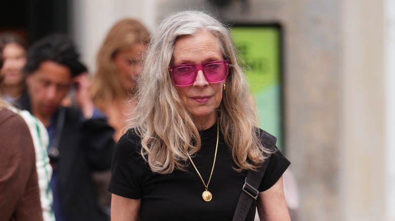 Une femme aux cheveux gris et aux mèches blondes sur le devant