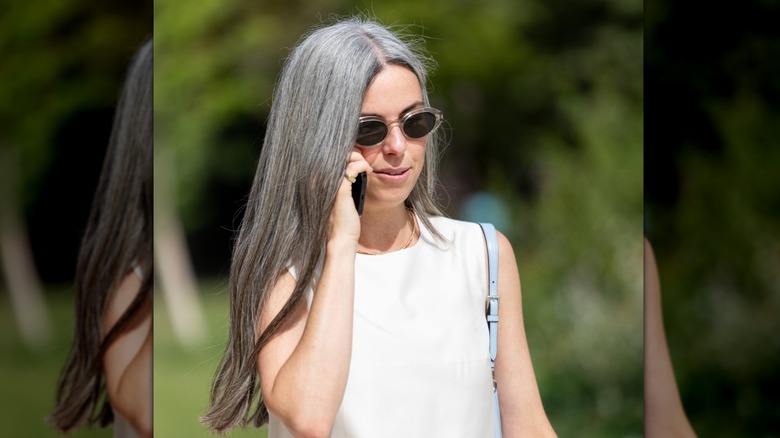 Une femme aux cheveux gris avec des reflets sombres