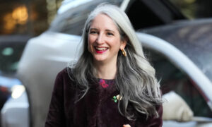 Les meilleures tendances de cheveux gris pour les brunes