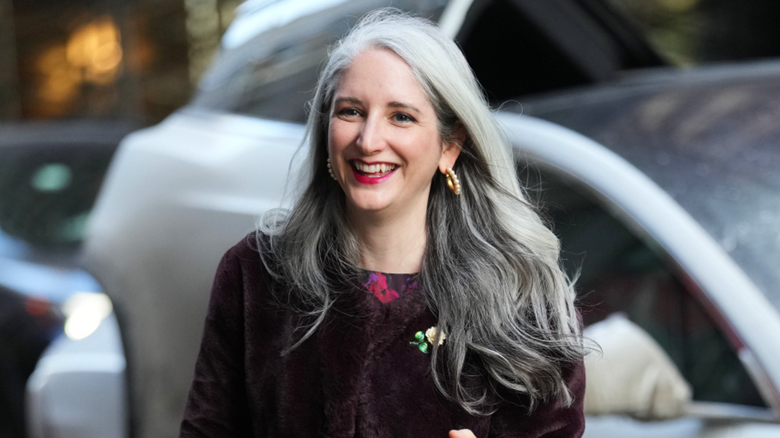 Les meilleures tendances de cheveux gris pour les brunes
