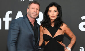 La fête du 13e anniversaire de mariage de Nicole Sheridan est rustique sur le thème du western