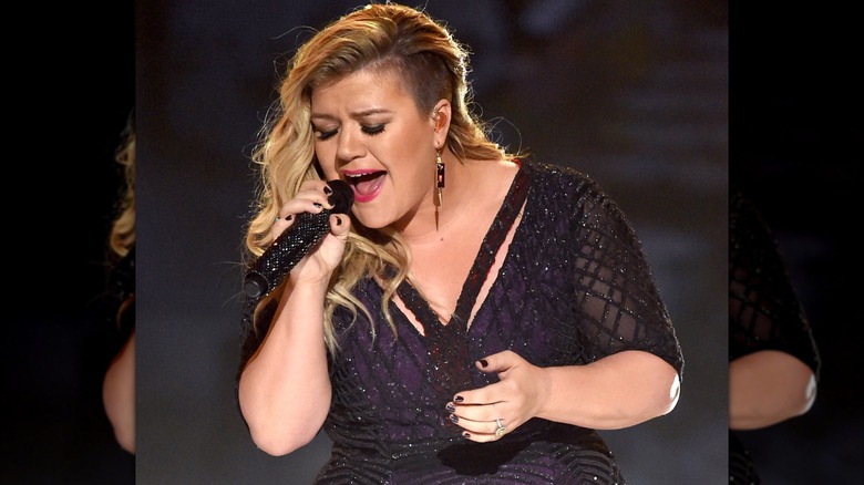 Kelly Clarkson avec une contre-dépouille rasée sur scène en 2015