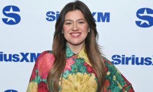 La nouvelle coupe de cheveux audacieuse de Kelly Clarkson est un changement total pour l&rsquo;icône de la musique